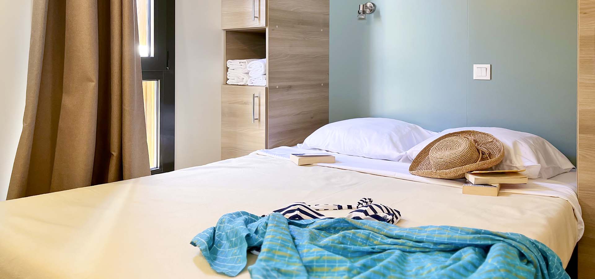 Camping Porto Vecchio bungalow corte chambre principale fenetre 2